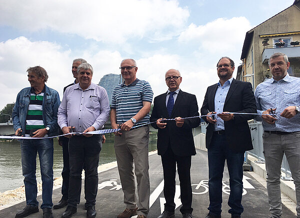 Sechs Vertreter der Stadtverwaltung und des Stadtrates beim symbolischen Durchtrennen des Bandes