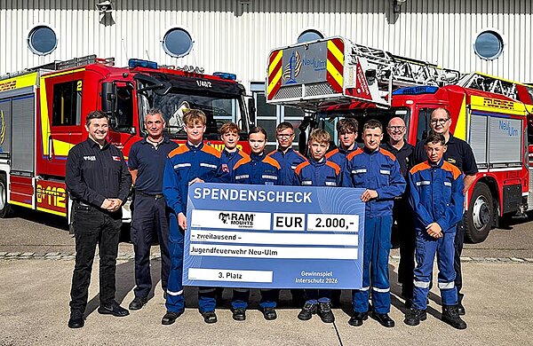 Gruppenfoto mit Mitgliedern der Jugendfeuerwehren bei der Scheckübergabe