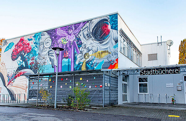 Außenansicht der Stadtbücherei in der Steubenstraße mit großem Wandgraffiti