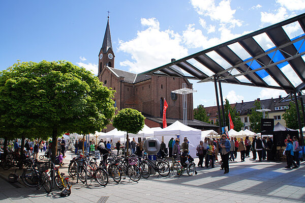 Petrusplatz mit Petruskirche, Marktständen und Besuchern