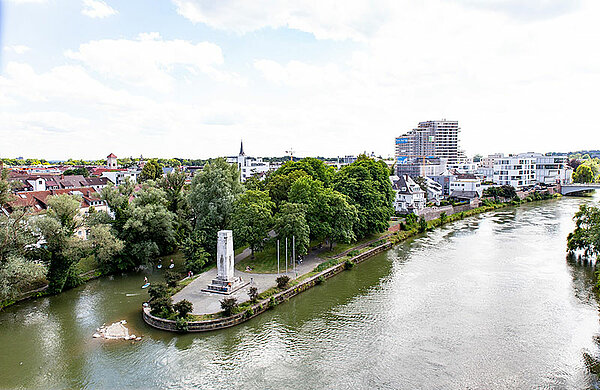 LUftbild mit Blick auf das Neu-Ulmer Donauufer und die Innenstadt