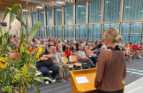 Oberbürgermeisterin Katrin Albsteiger steht hinter einem Rednerpult in der neuen Mehrzweckhalle und spricht zu den Gästen