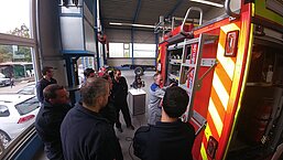 Die Mitglieder der Feuerwehr erhalten eine Einführung in die Technik des Löschfahrzeuges