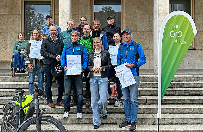 Gruppenfoto mit der Neu-Ulmer Oberbürgermeisterin sowie den Gewinnerinnen und Gewinnern des STADTRADELN.