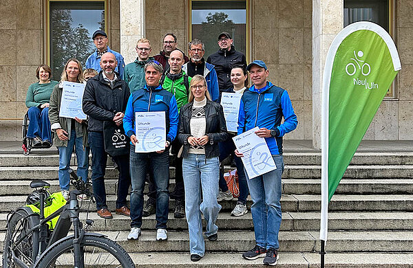 Gruppenfoto mit der Neu-Ulmer Oberbürgermeisterin sowie den Gewinnerinnen und Gewinnern des STADTRADELN.