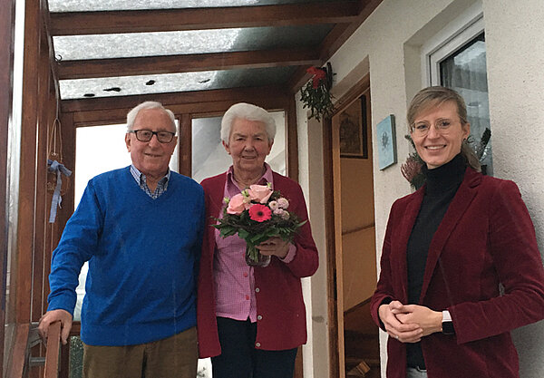 Oberbürgermeisterin Katrin Albsteiger steht neben dem Ehepaar Geiger vor dessen Hauseingang.