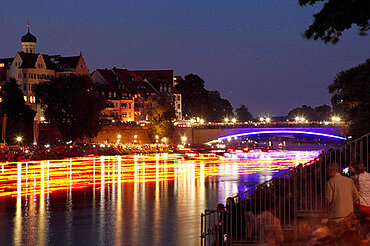 Lichterserenade (Foto: Stadtarchiv Ulm) Tausende Lichter auf der Donau zwischen Ulm und Neu-Ulm