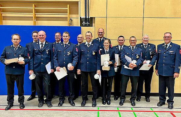 Gruppenfoto mit den geehrten Feuerwehrfrauen und Feuerwehrmännern