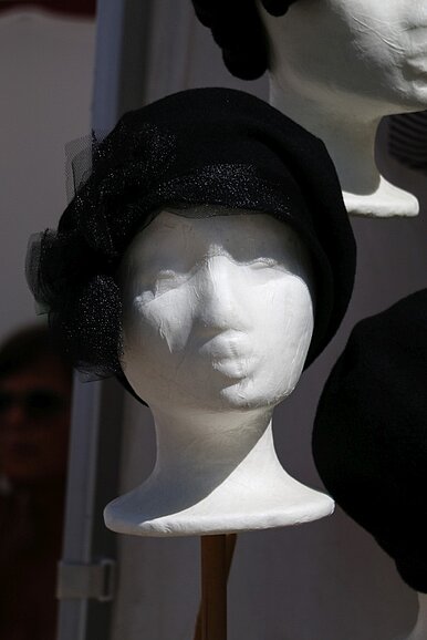 Kunststoffkopf mit Hut