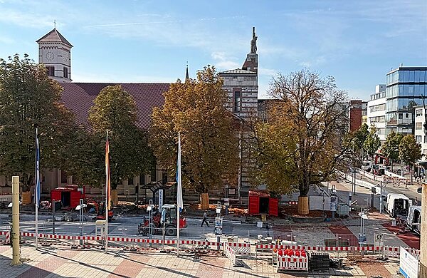 Blick von oben auf den Rathausplatz und die Baustelle in der Ludwigstraße