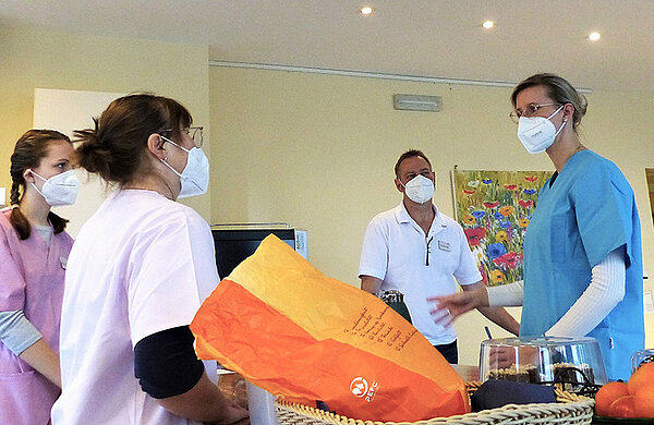 Oberbürgermeisterin Katrin Albsteiger im Gespräch mit Mitarbeiterinnen und Mitarbeitern des Hospiz in Ulm