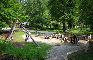 Kinder spielen im Abenteuerspielplatz im Park