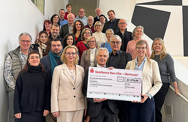 Gruppenfoto: Der Stiftungsvorstand und Vertreterinnen und Vertreter der geförderten Projekte