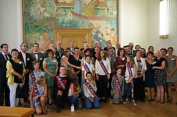 Gruppenfoto im Saal des Rathauses in Bois-Colombes