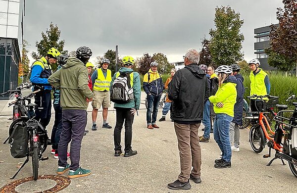 Die Teilnehmer der Rad-Exkursion stehen neben ihren Fahrrädern zusammen.