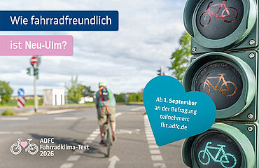 Banner: eine grüne Radfahrampel, im Hintergrund ein Radfahrer, daneben der Text: "Wie fahrradfreundlich ist Neu-Ulm? Ab 1. September an der Befragung teilnehmen: fkt.adfc.de"