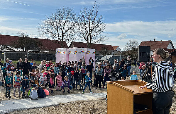 Oberbürgermeisterin Katrin Albsteiger spricht an einem Redepult vor den Gästen des Spatenstiches