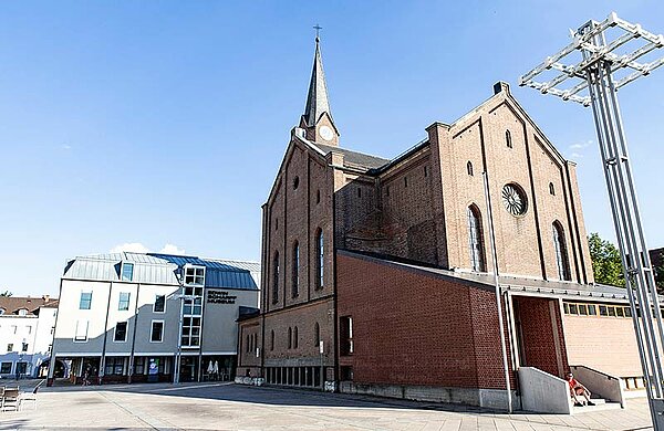 Neu-Ulmer Petrusplatz mit Petruskirche
