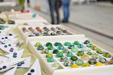 Stand mit Glasschmuck