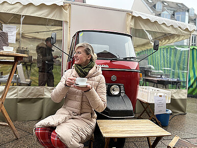 Oberbürgermeisterin Katrin Albsteiger trinkt vor der Kaffee-Ape eine Tasse Kaffee.