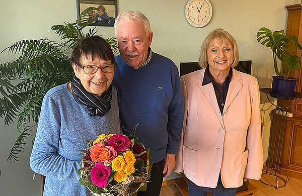 Rosl Schäufele neben dem Ehepaar Riegert