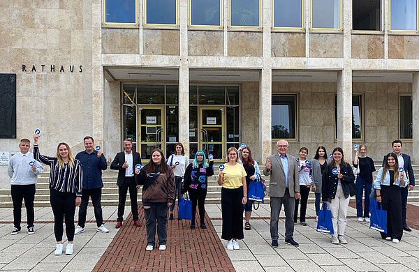 Gruppenfoto mit den Auszubildenden vor dem Neu-Ulmer Rathaus