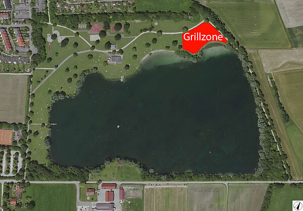 Luftbild des Ludwigsfelder Badesees mit rot markierter Grillzone am nordöstlichen Ufer des Sees