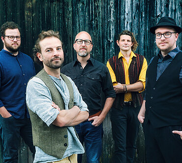 Die fünf Bandmitglieder der Band Luas