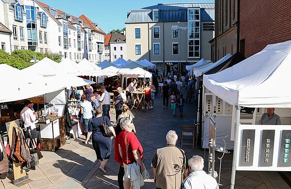 Marktstände und Besucher auf dem Kunsthandwerkermarkt