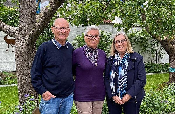 Herr und Frau Neumann neben Neu-Ulms dritter Bürgermeisterin Gerlinde Koch in ihrem Garten
