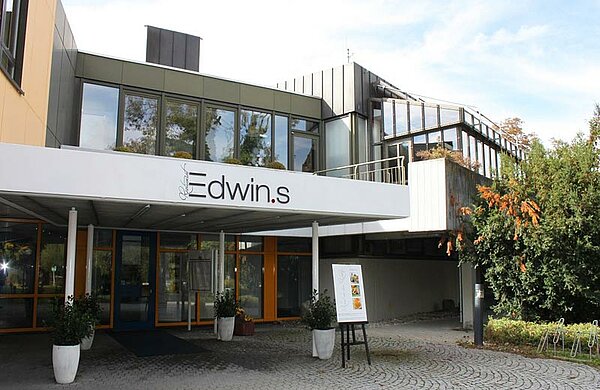Eingangsbereich des Restaurants mit "Edwins"-Schriftzug
