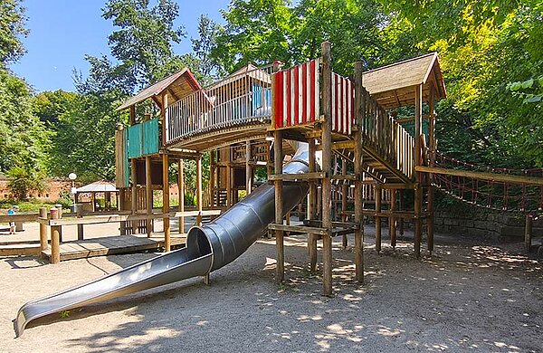 Das Kombispielgerät im Glacis-West wird aufgrund fehlender Standsicherheit vorübergehend abgebaut. Im kommenden Frühjahr soll eine neue Spielanlage aufgebaut werden. Spiel- und Kletterturm mit Rutsche