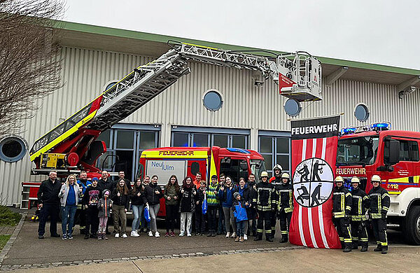 Gruppenfoto mit den Jugendlichen und Kollegen der Feuerwehr vor der Hauptwache.