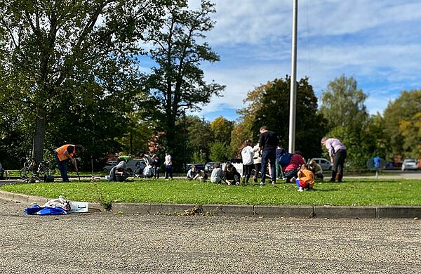 Kinder und Erwachsene bepflanzen die Grünfläche.