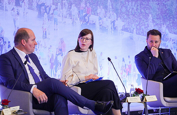 Oberbürgermeisterin Katrin Albsteiger und zwei weitere Teilnehmer einer Podiumsdiskussion