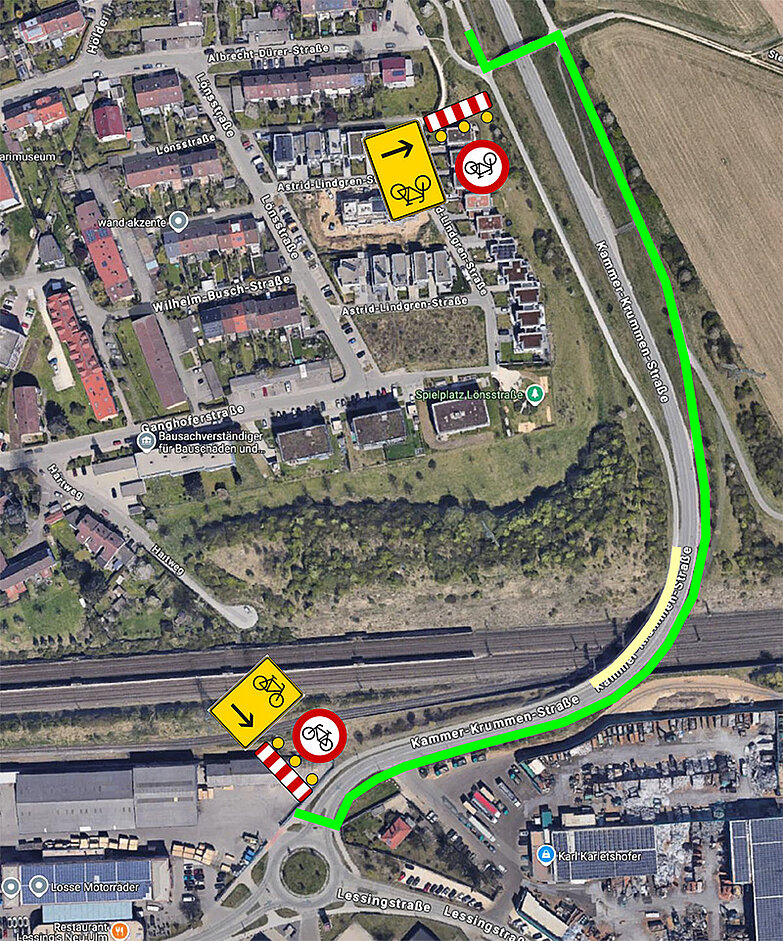Luftbild von der Kammer-Krummen-Straße mit Markierung der Sperrung der Fahrbahn auf der einen Seite und Umleitung über die Brücke Steinheim Weg beziehungsweise den Kreisverkehr im Starkfeld zur gegenüberliegenden Seite