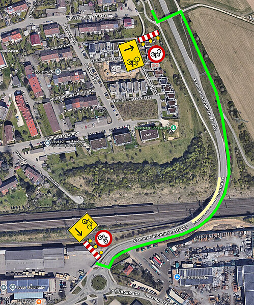 Luftbild von der Kammer-Krummen-Straße mit Markierung der Sperrung der Fahrbahn auf der einen Seite und Umleitung über die Brücke Steinheim Weg beziehungsweise den Kreisverkehr im Starkfeld zur gegenüberliegenden Seite