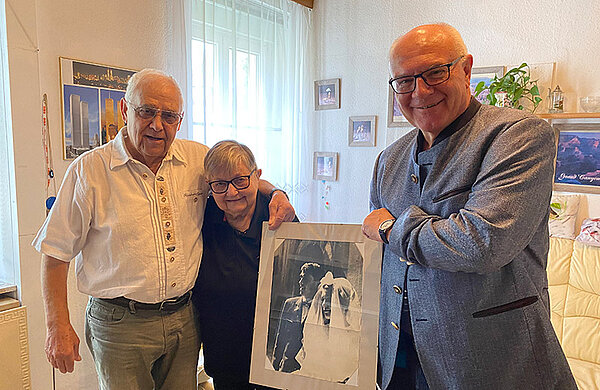 Bürgermeister Johannes Stingl neben dem Ehepaar Trovarello.