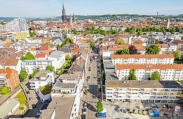 Luftaufnahme von der Neu-Ulmer Innenstadt mit der Ludwigstraße in der Bildmitte und dem Ulmer Münster im oberen Bildbereich