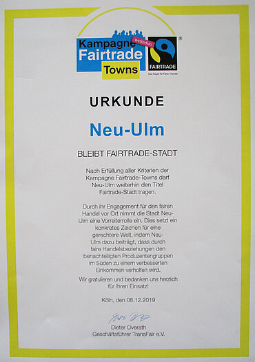 Urkunde mit dem Titel "Urkunde - Neu-Ulm bleibt Fairtrade-Stadt"