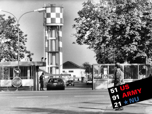 Schwarz-Weiß-Bild von der Toreinfahrt in die damalige US-Kaserne in Neu-Ulm