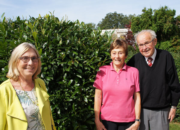 Neu-Ulms dritte Bürgermeisterin Gerlinde Koch zusammen mit dem Ehepaar Göhlich in dessen Garten