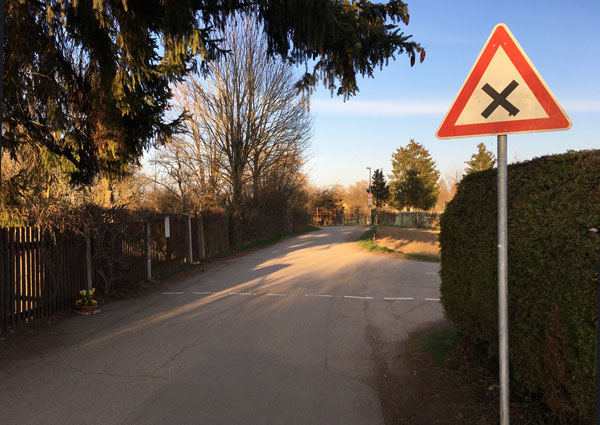 Fahrradweg mit Rechts-vor-links-Schild