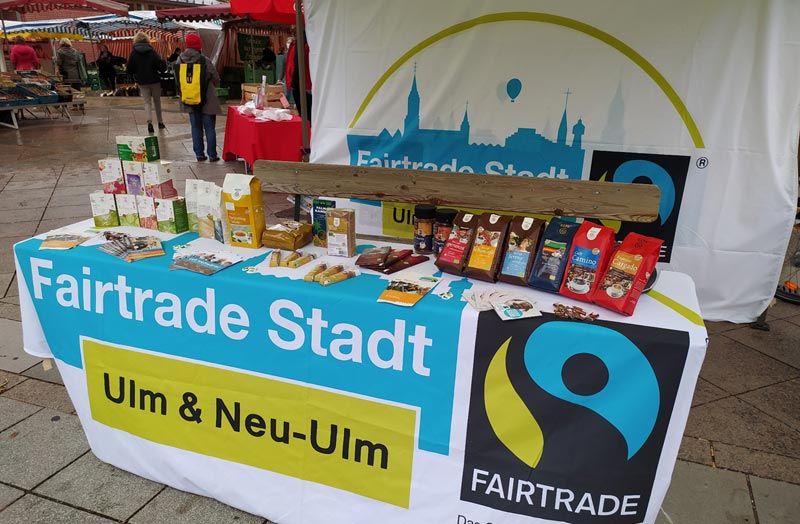 Fairtrade-Stand mit fairen Produkten auf dem Neu-Ulmer Wochenmarkt