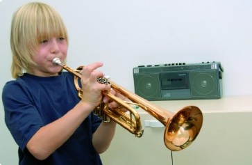 Junge beim Trompete spielen