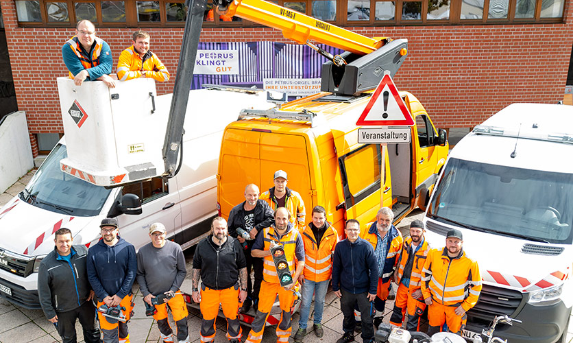 Eine Büro-Mitarbeiterin am Telefon