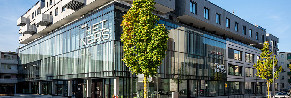Außenansicht des Gebäudes HEINERS am Heiner-Metzger-Platz