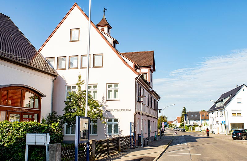 Pfuhler Hauptstraße mit Heimatmuseum