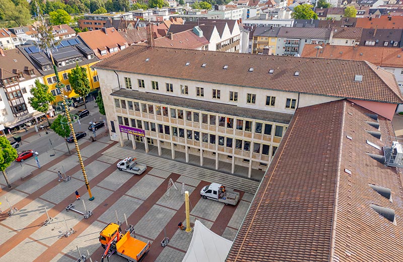 Luftaufnahme vom Neu-Ulmer Rathaus mit Rathausplatz