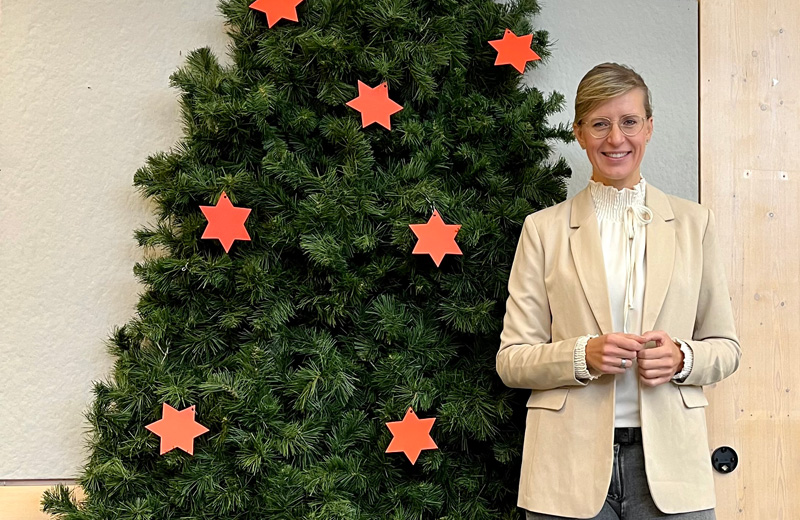 Oberbürgermeisterin Katrin Albsteiger vor dem aus Tannenzweigen geformten Wunschbaum